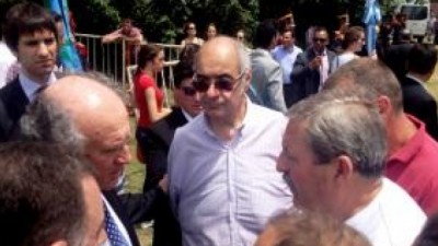 Municipales de San Pedro interceptaron a Parrilli y le entregaron carta para CFK