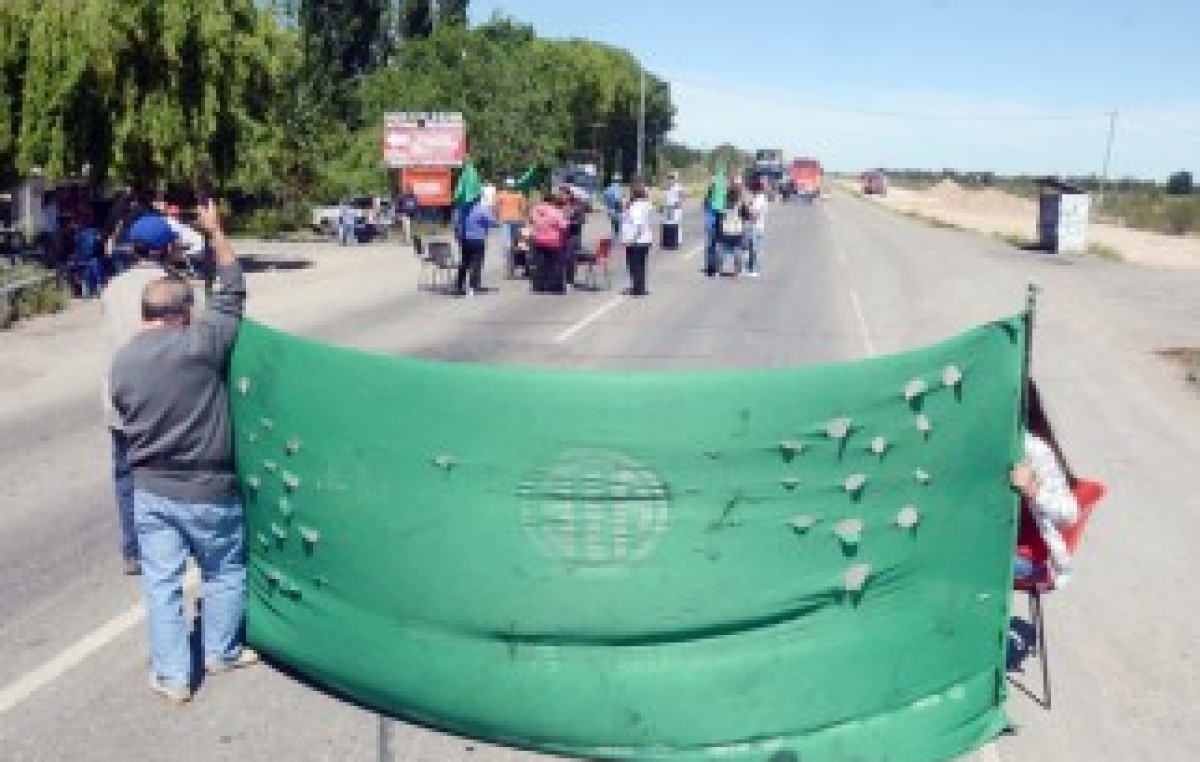Gremios de Plottier cortaron la ruta por sueldos atrasados
