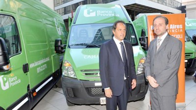 Mar del Plata: Scioli presentó los «bancos móviles» para los turistas