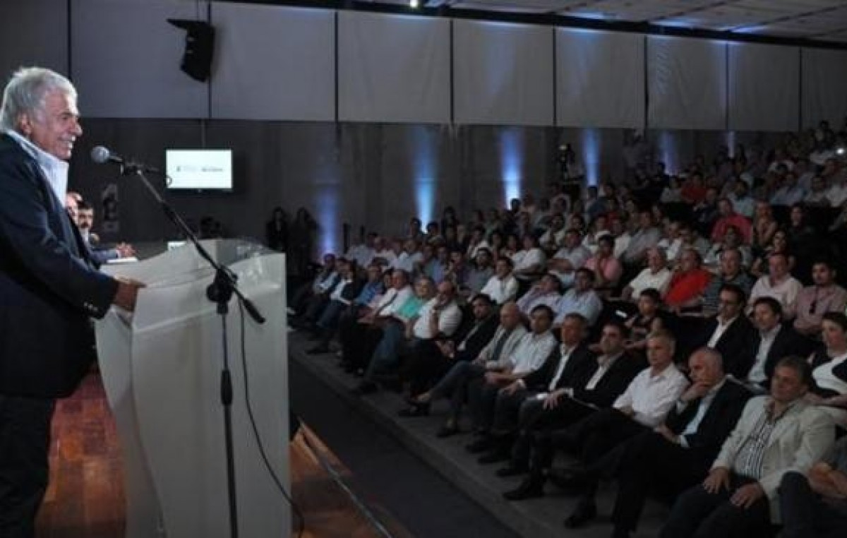 De la Sota entregó fondos, en medio de fuertes críticas