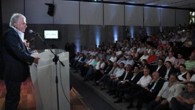 De la Sota entregó fondos, en medio de fuertes críticas