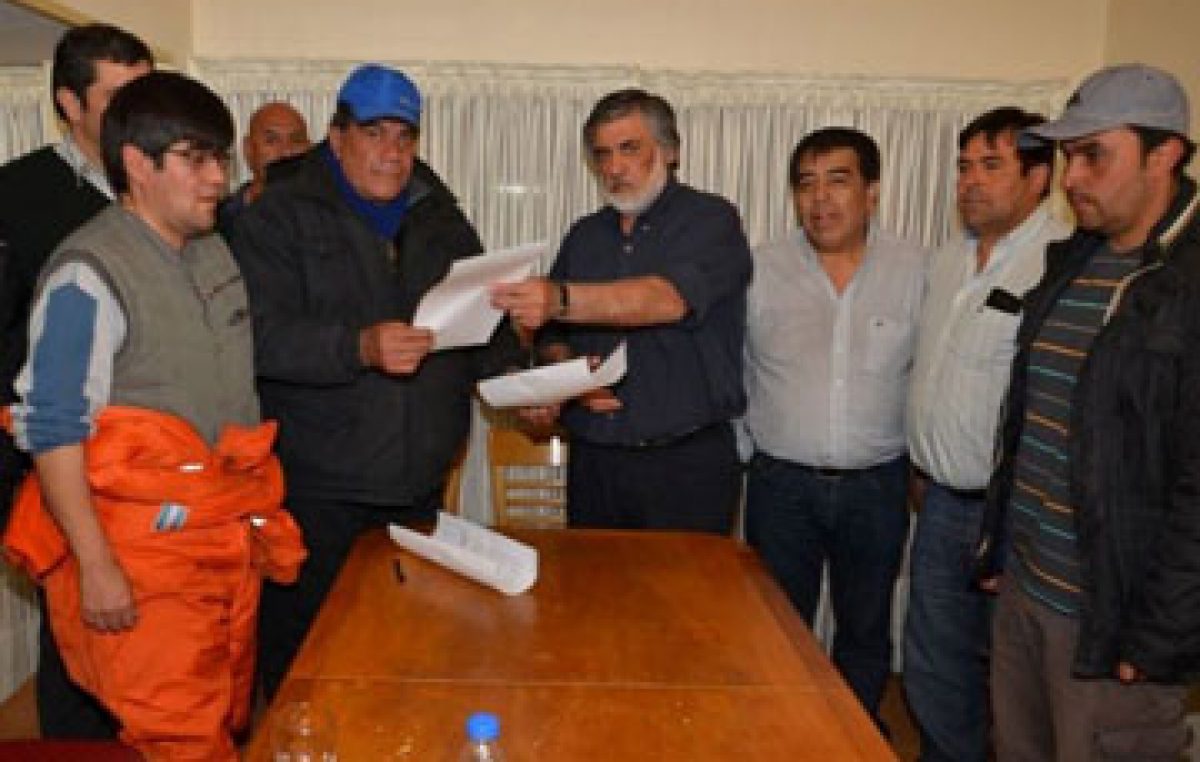 Hubo acuerdo entre la comuna y municipales de Caleta Olivia