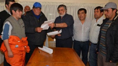 Hubo acuerdo entre la comuna y municipales de Caleta Olivia