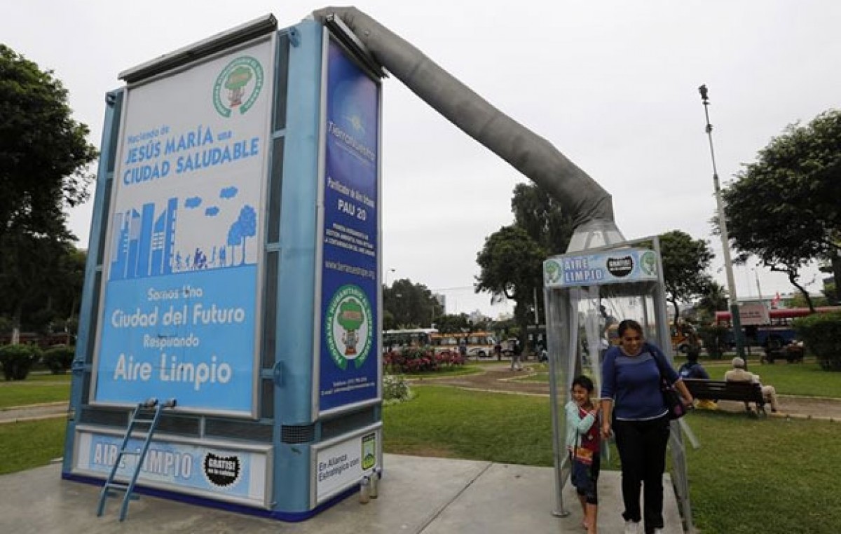 En Perú construyen árboles metálicos para reducir la contaminación