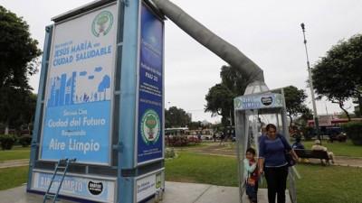 En Perú construyen árboles metálicos para reducir la contaminación