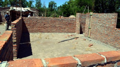 Villa Atuel: Construyen sus casas después de salir del trabajo