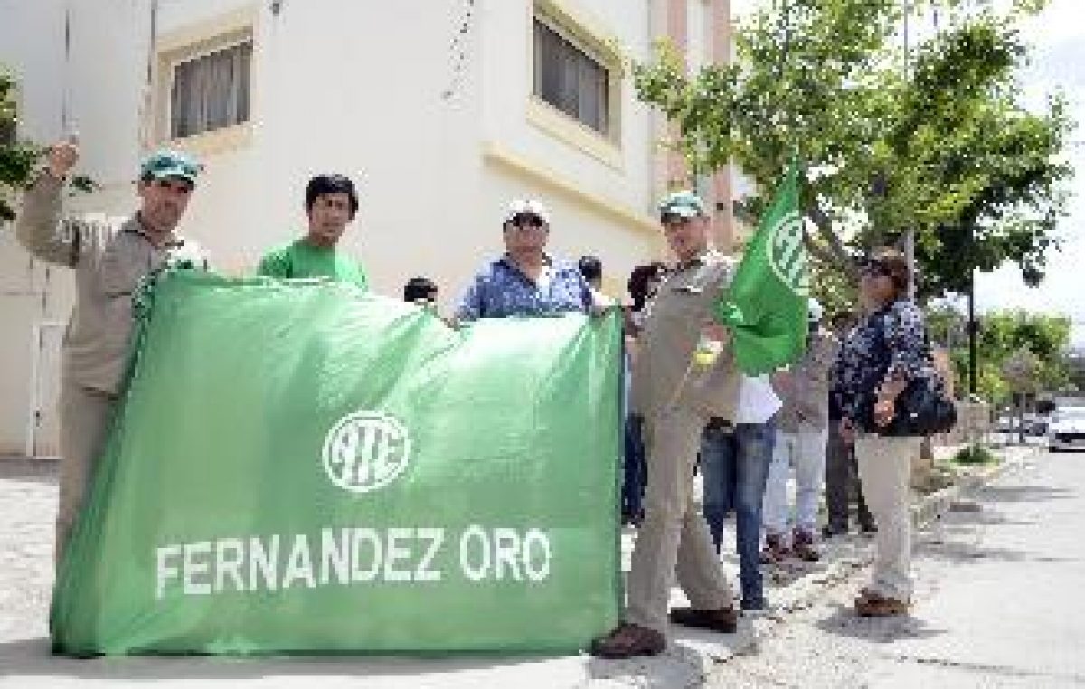 Tomaron el despacho del intendente en Fernández Oro 