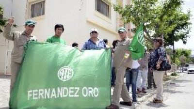 Tomaron el despacho del intendente en Fernández Oro 
