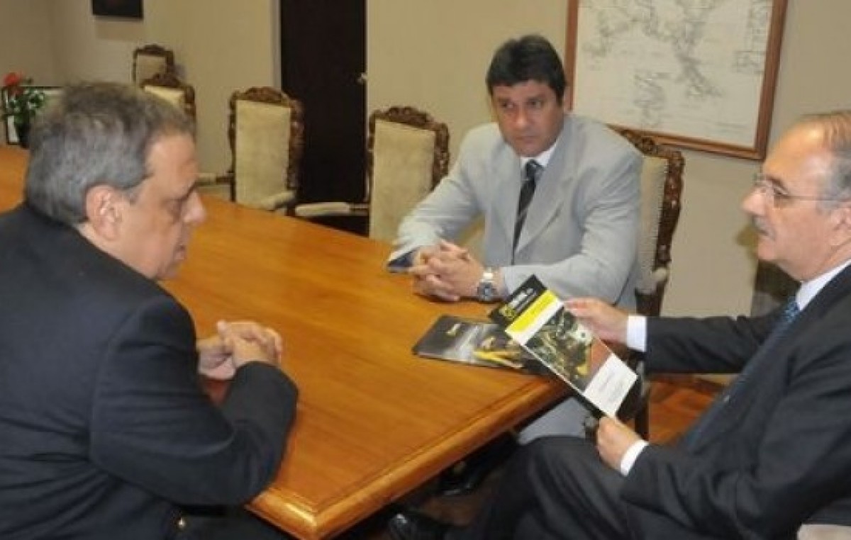 El Gobernador de Chaco proyecta renovación de flota en municipios de segunda y tercera