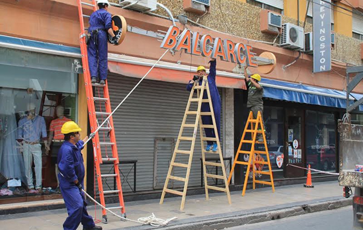 Se retiraron más de 200 carteles que invadían las calles del microcentro de Catamarca