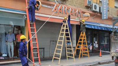 Se retiraron más de 200 carteles que invadían las calles del microcentro de Catamarca