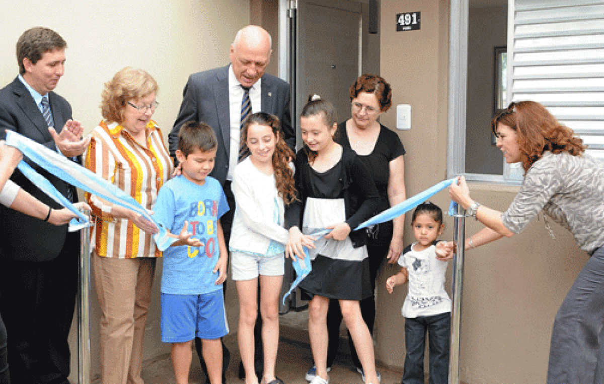 Inauguran 38 viviendas en Esperanza