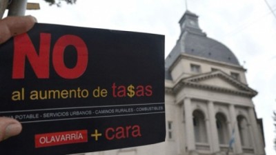 Olavarría: tiran volantes denunciando el aumento de todas las tasas