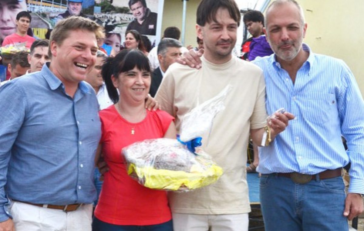 El gobernador de Chubut estuvo en Comodoro, donde entregó viviendas.