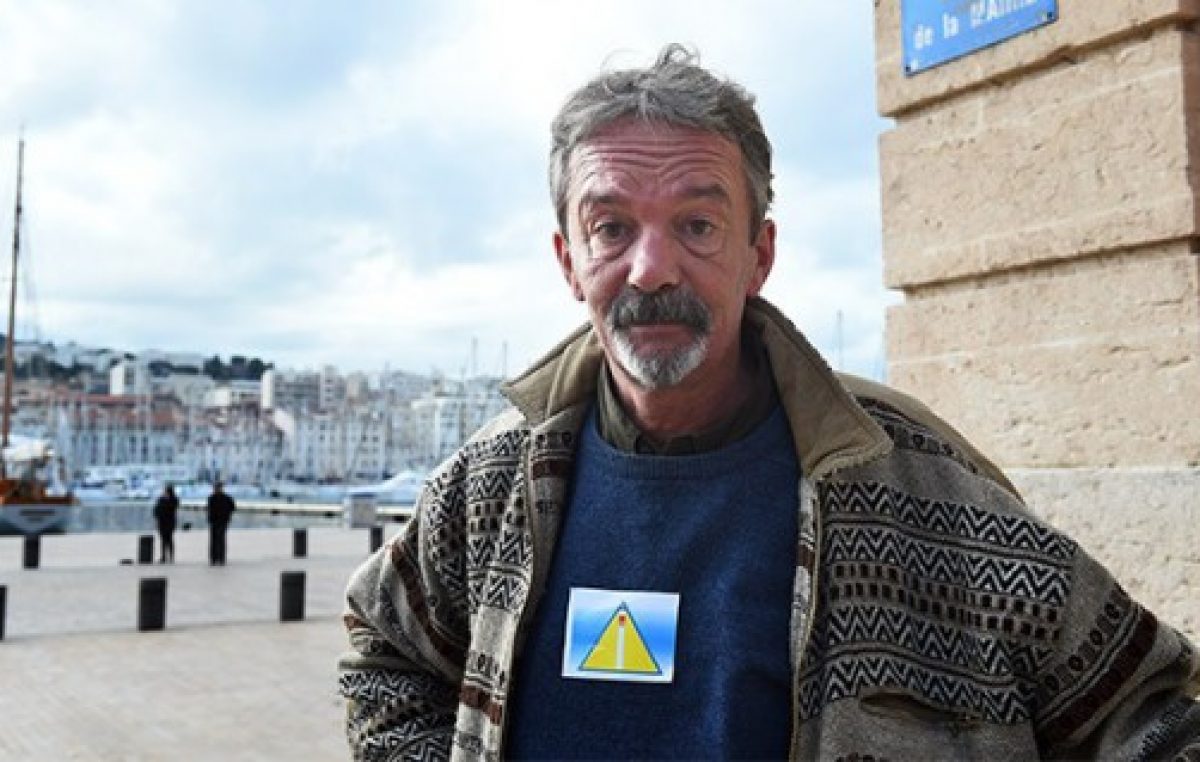 Francia: obligan a los sintecho a llevar triángulos amarillos