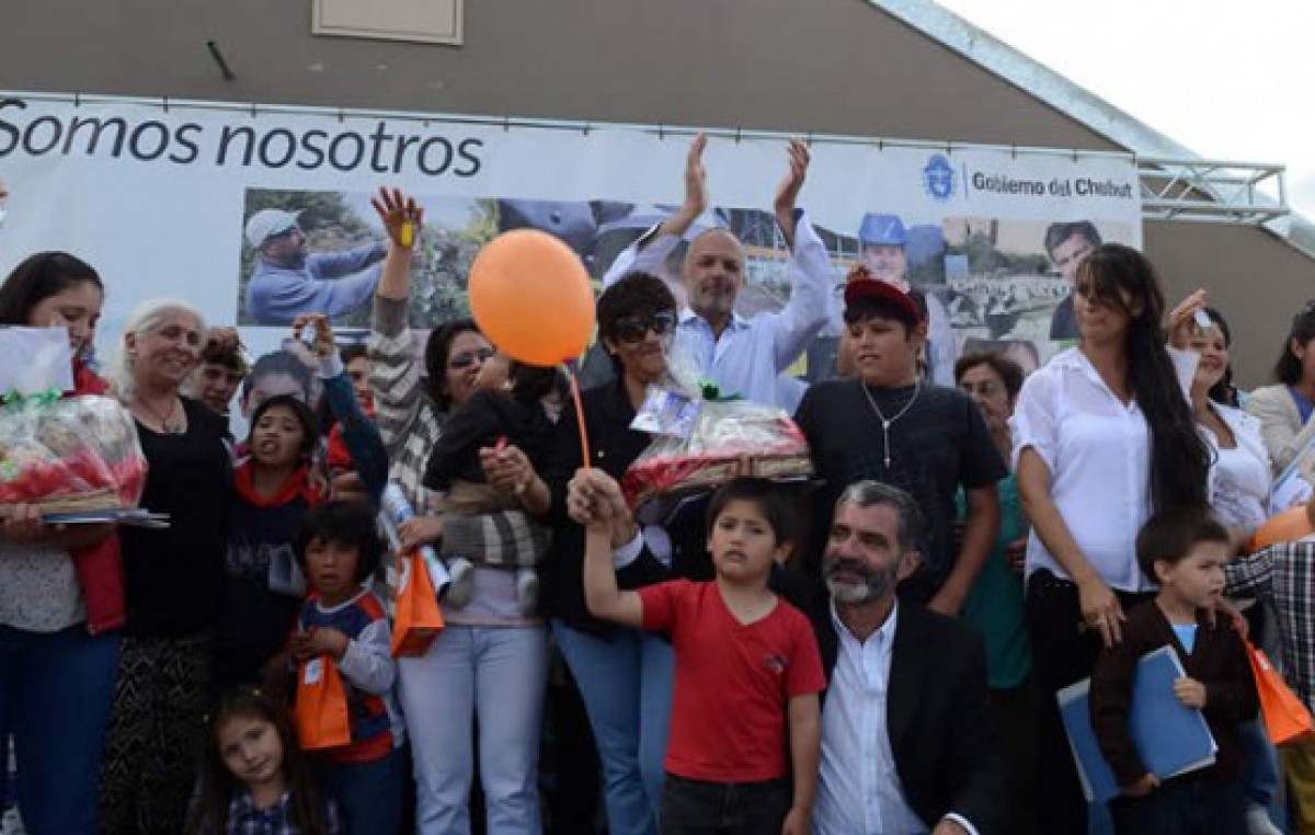 El Gobernador anunció obras por más de 30 millones en Cholila y entregó casas en Corcovado