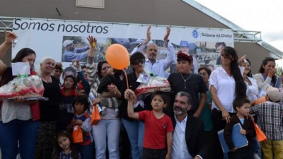 El Gobernador anunció obras por más de 30 millones en Cholila y entregó casas en Corcovado