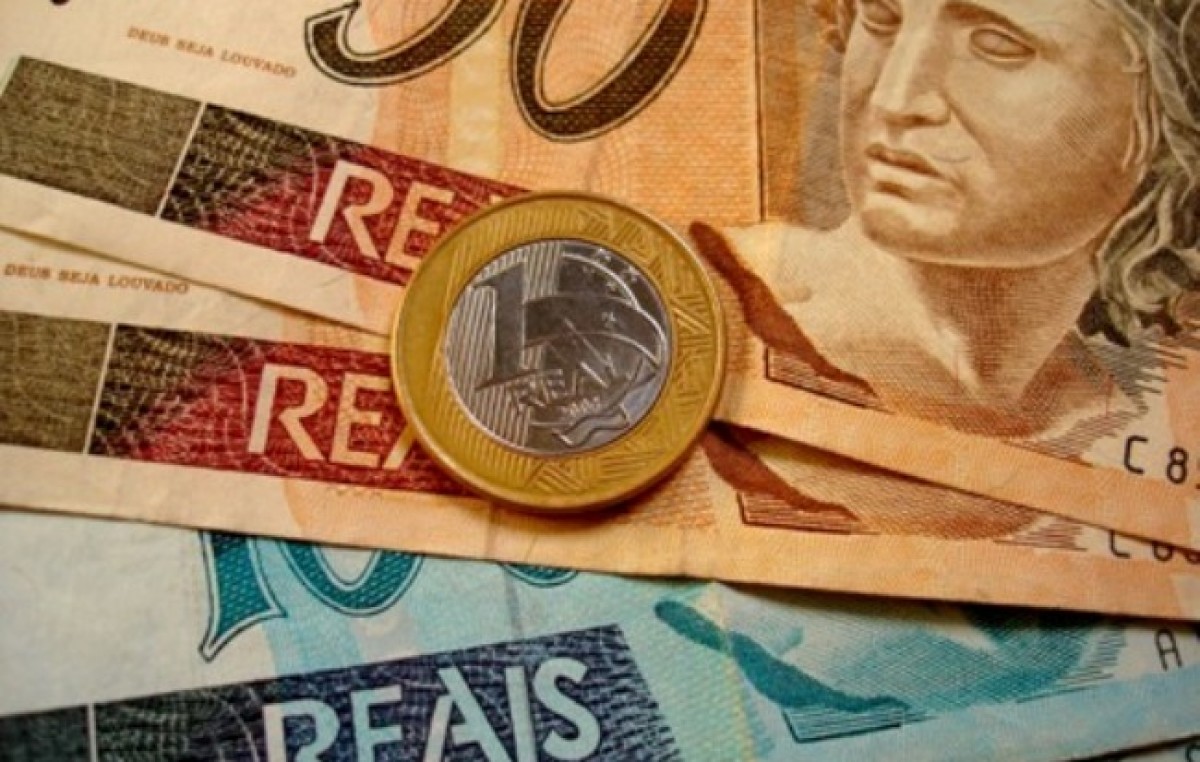 El real continúa cayendo y ya está cerca de su menor valor en una década