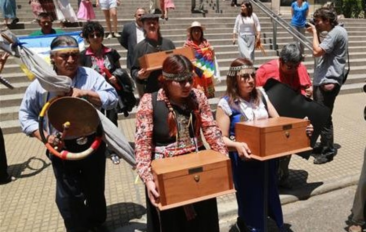 Llegaron los restos de Inakayal a Tecka y comenzaron las ceremonias tehuelches mapuches