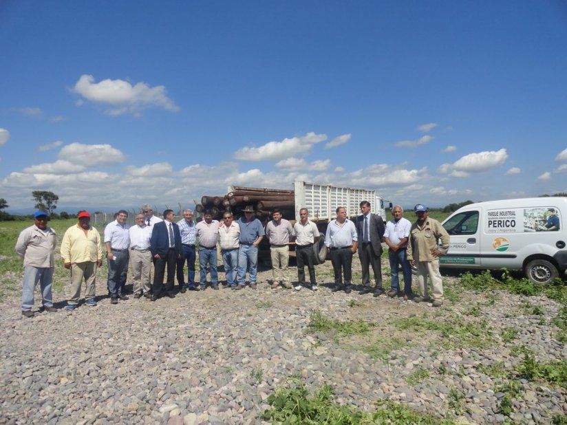 AUTORIDADES PROVINCIALES Y MUNICIPALES FRENTE A LOS POSTES QUE SE INSTALARÁN PARA DOTAR DE ENERGÍA AL PARQUE INDUSTRIAL DE PERICO.