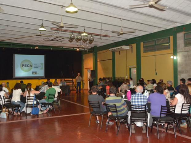 Asamblea ciudadana. Más de 70 concurrentes formaron grupos de trabajo.