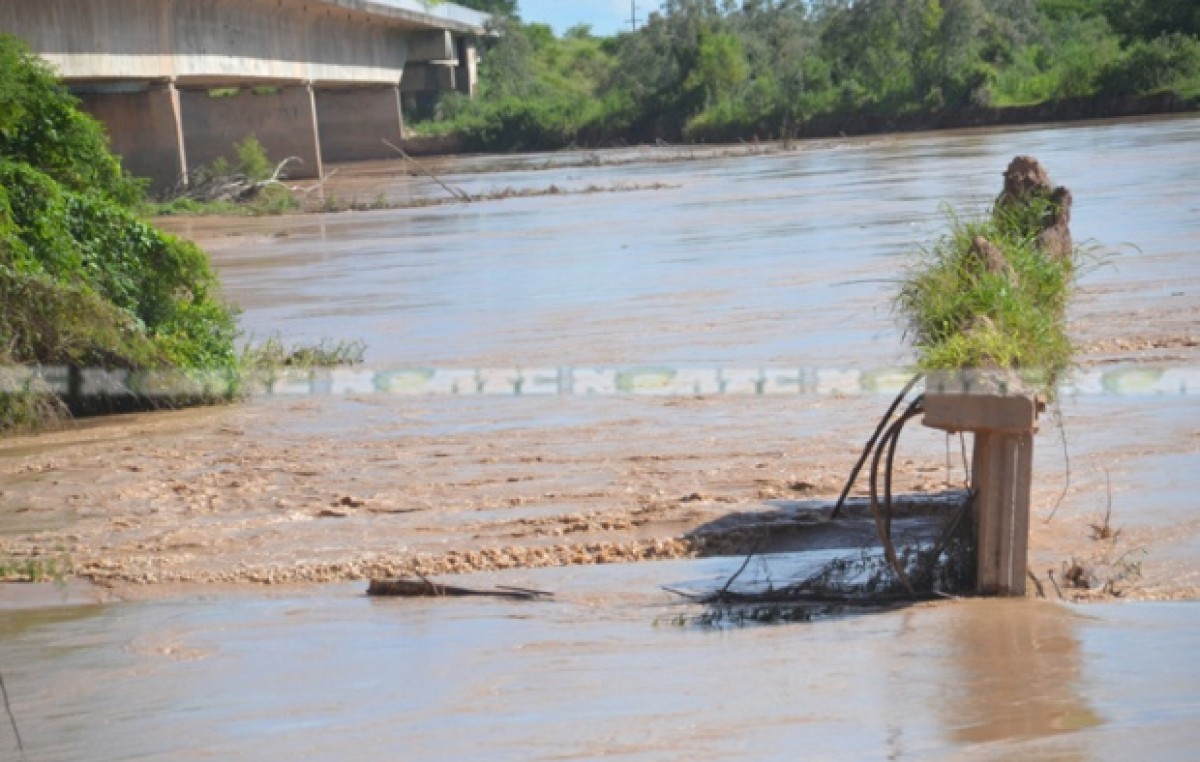 El río Bermejo comienza a crecer y golpea las bases del puente y la ruta nacional 95