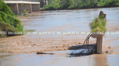 El río Bermejo comienza a crecer y golpea las bases del puente y la ruta nacional 95