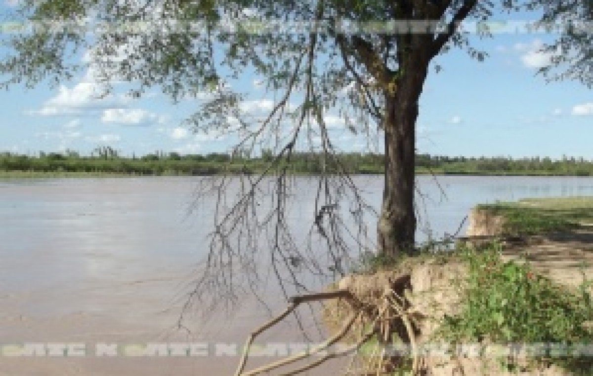 Puerto Lavalle puede desaparecer si el Bermejo continúa golpeando sus costas