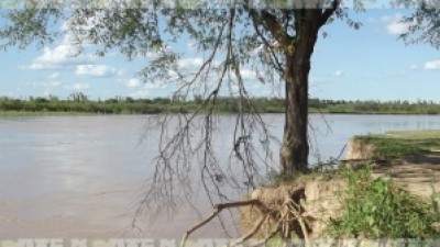 Puerto Lavalle puede desaparecer si el Bermejo continúa golpeando sus costas