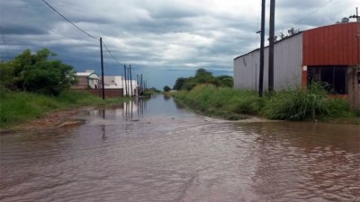 Bandera bajo el agua: pobladores angustiados por histórica inundación