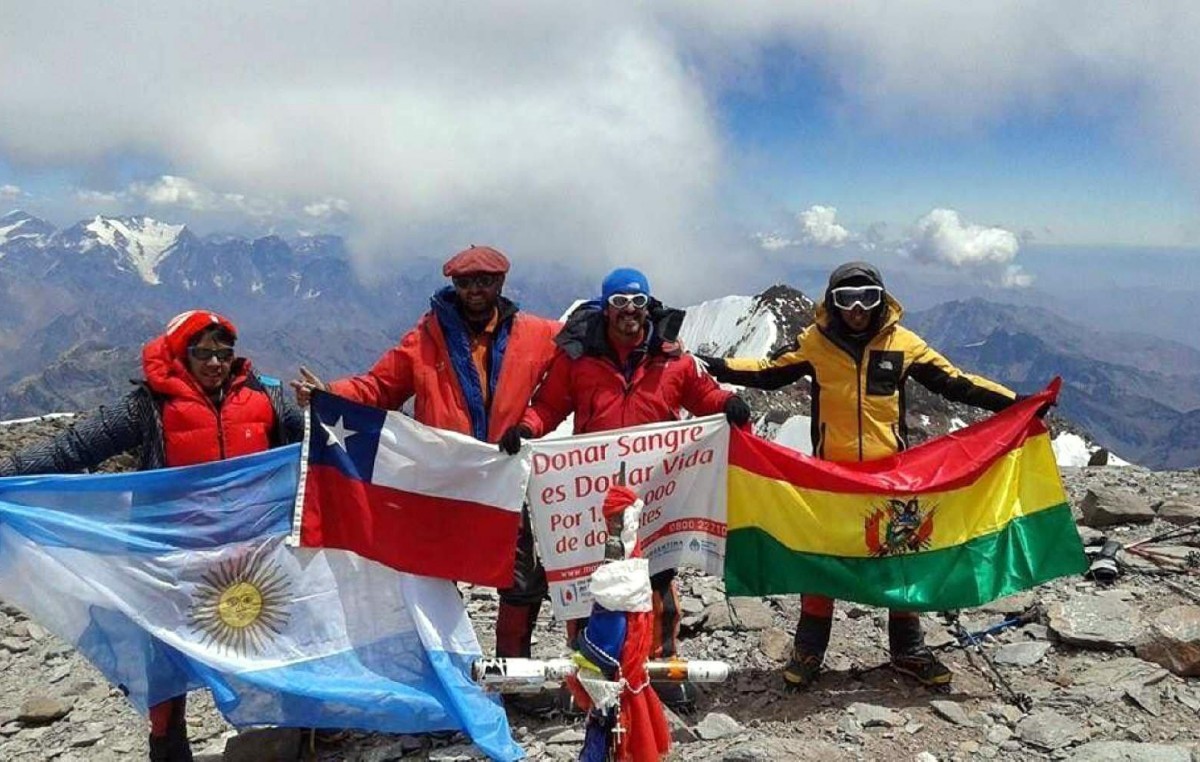 La bandera de la donación de sangre en la cima de América