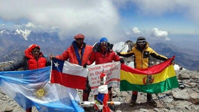 La bandera de la donación de sangre en la cima de América