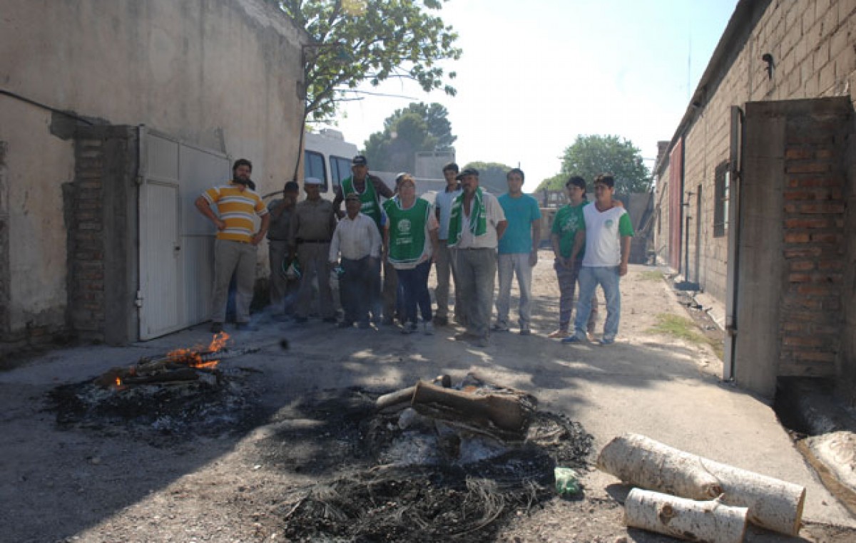 Sigue la protesta en la comuna de La Adela: dictan la conciliación obligatoria para el 26