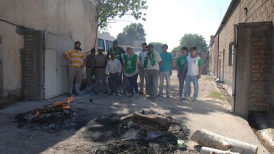 Sigue la protesta en la comuna de La Adela: dictan la conciliación obligatoria para el 26