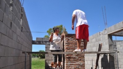 Nueve mujeres construyen viviendas sociales en Balnearia