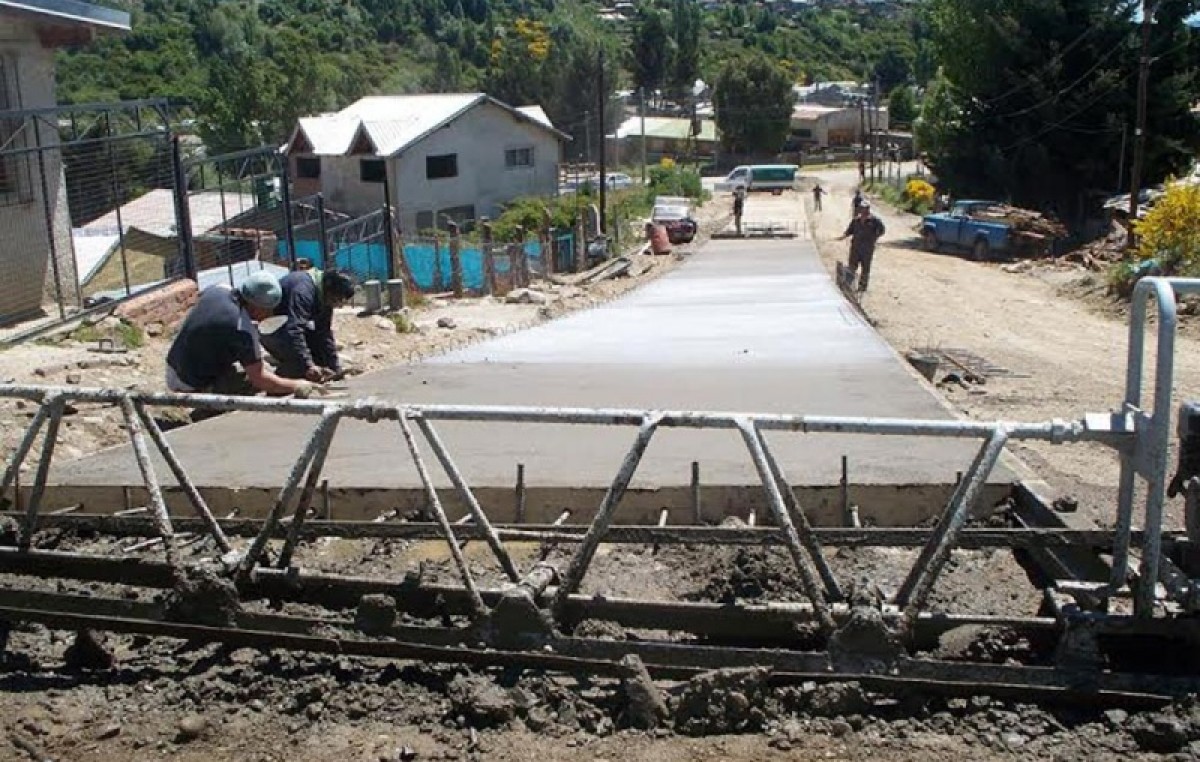 La Intendenta de Bariloche firmó contrato para pavimentar 75 cuadras