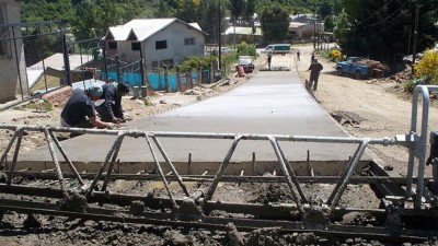 La Intendenta de Bariloche firmó contrato para pavimentar 75 cuadras