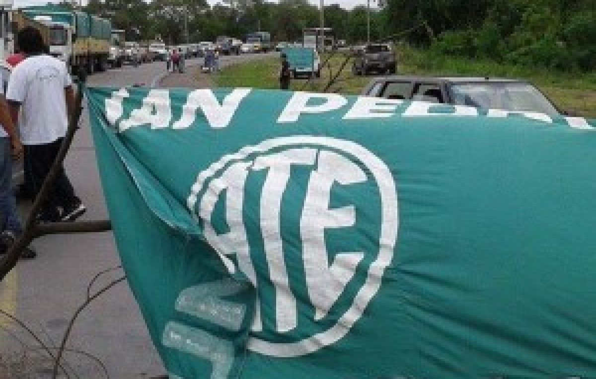 Protesta y permanencia de ATE en la Comisión Municipal de Barro Negro por despidos