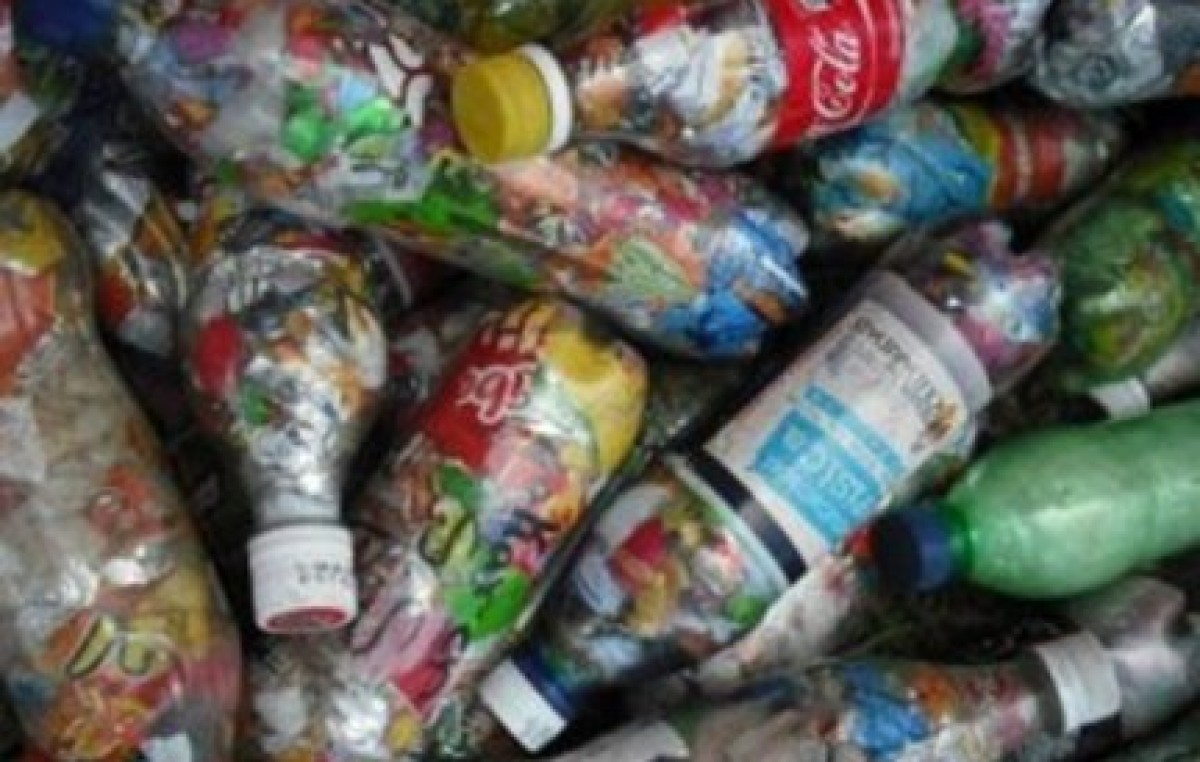 En Paraná brindan talleres para hacer ladrillos-Pet como alternativa para cuidar el medio ambiente