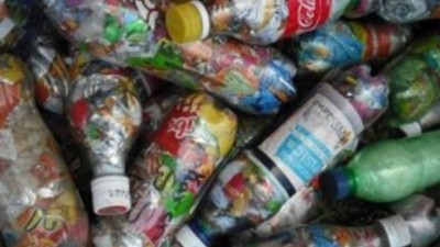 En Paraná brindan talleres para hacer ladrillos-Pet como alternativa para cuidar el medio ambiente
