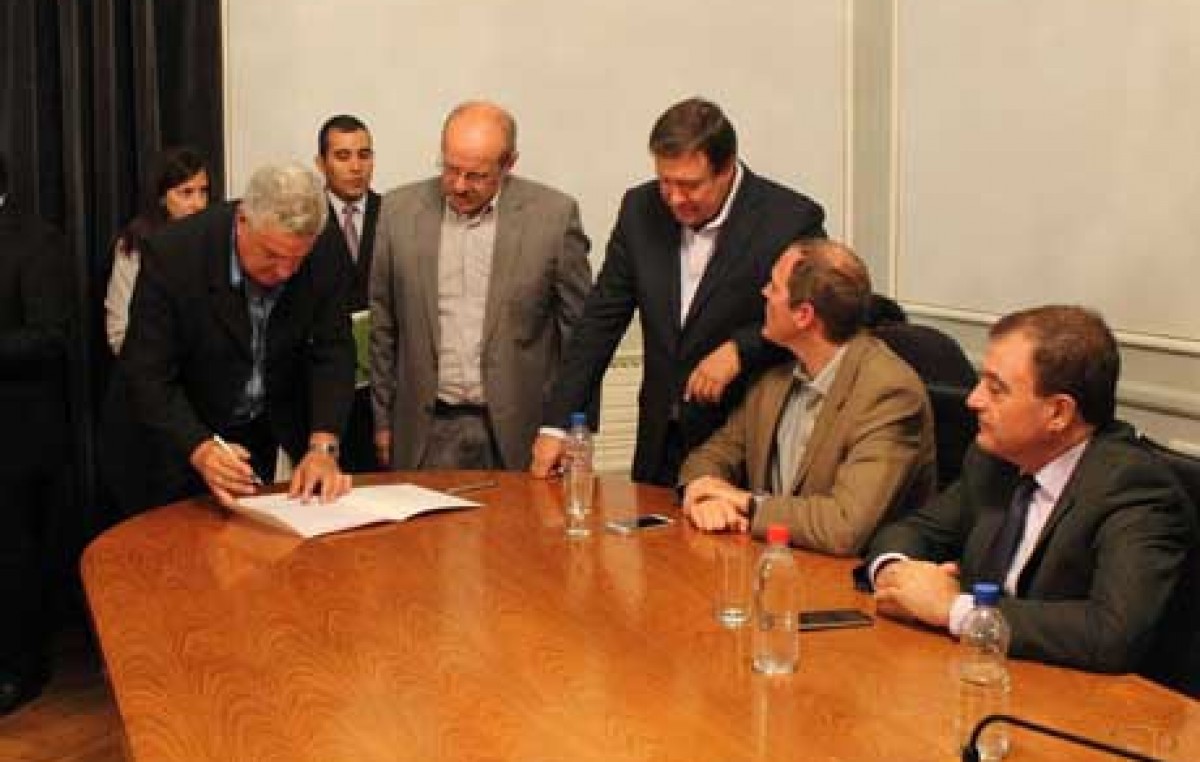 Gobernador de Río Negro firmó convenios con los Municipios que usarán servicio electoral