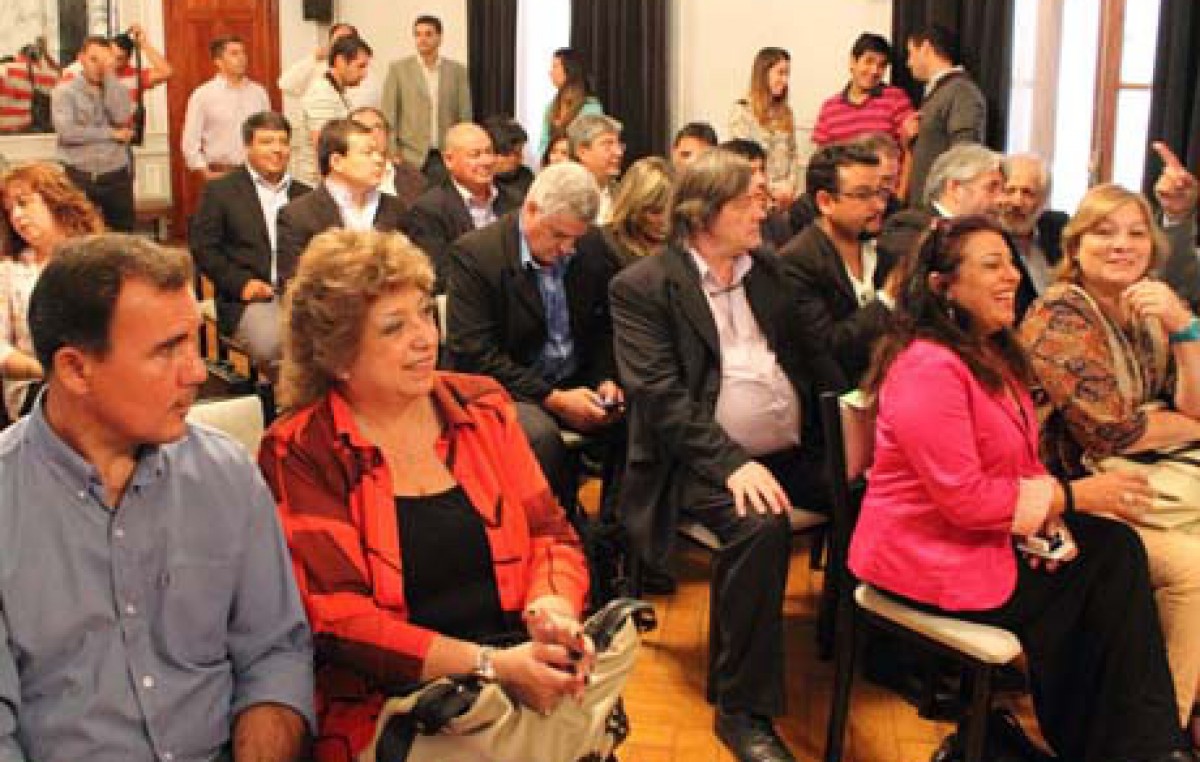 Ocho Municipios de Río Negro suscribieron acuerdos para obras y equipamiento con fondos petroleros