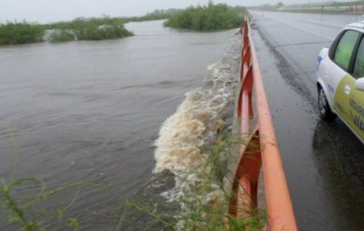 Problemas en la autopista a Santa Fe y en la zona centro por la acumulación de agua