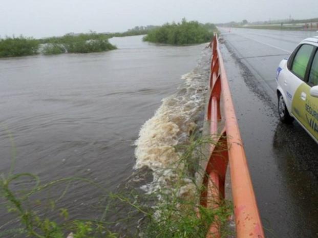 Puente sobre el arroyo Colastiné, ayer estaba intransitable