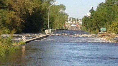 Hay más de medio metro de agua sobre el puente de Carcarañá