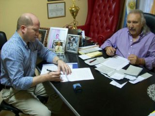 El subsecretario de Seguridad Vial, Juan Manuel Chapo, suscribió con el intendente de Makallé, Juan Carlos Svriz, el convenio de adhesión de ese municipio al sistema de licencia única de conducir.