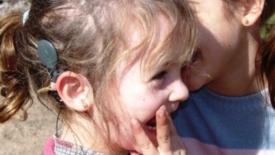 Argentina llegará a los 100 niños con implante coclear gratuito
