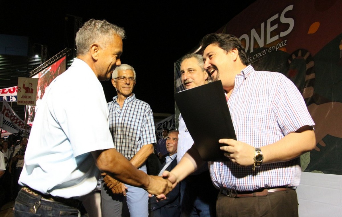 El Gobernador de Misiones juntó a los 75 intendentes y entregó 40 millones para obras