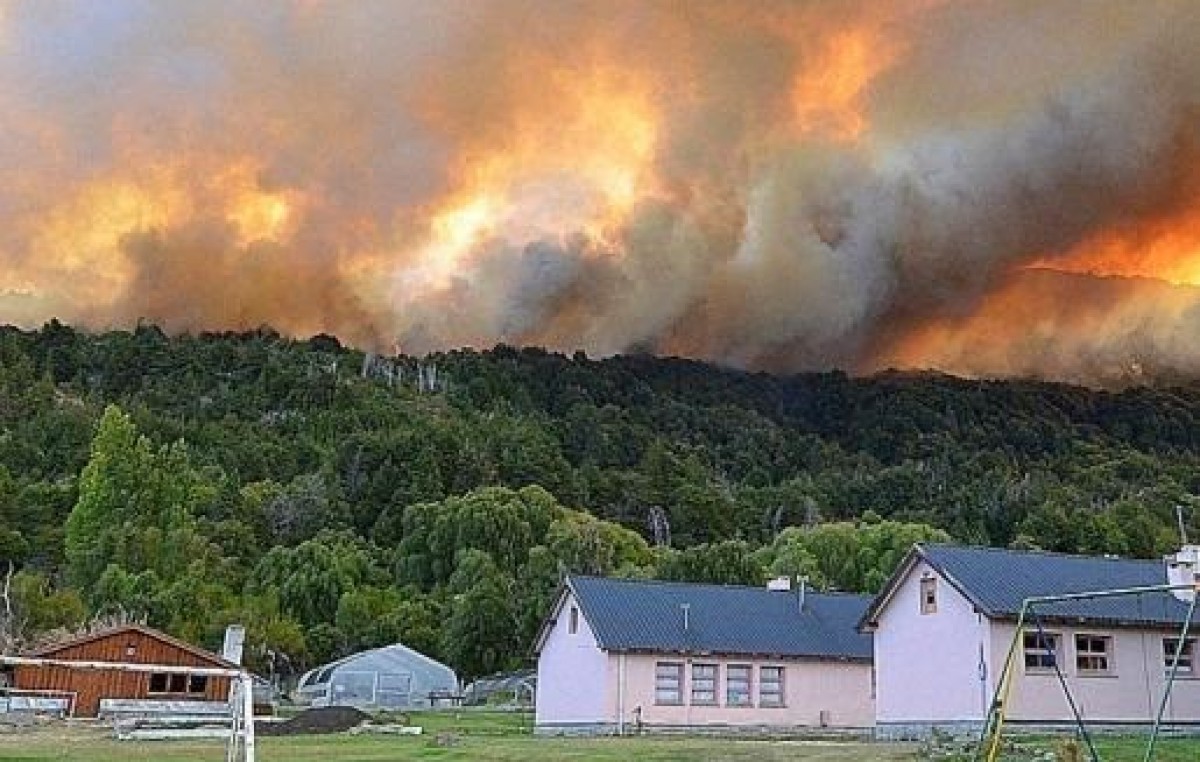 Villa Futalaufquen no corre peligro pero los incendios todavía no están controlados