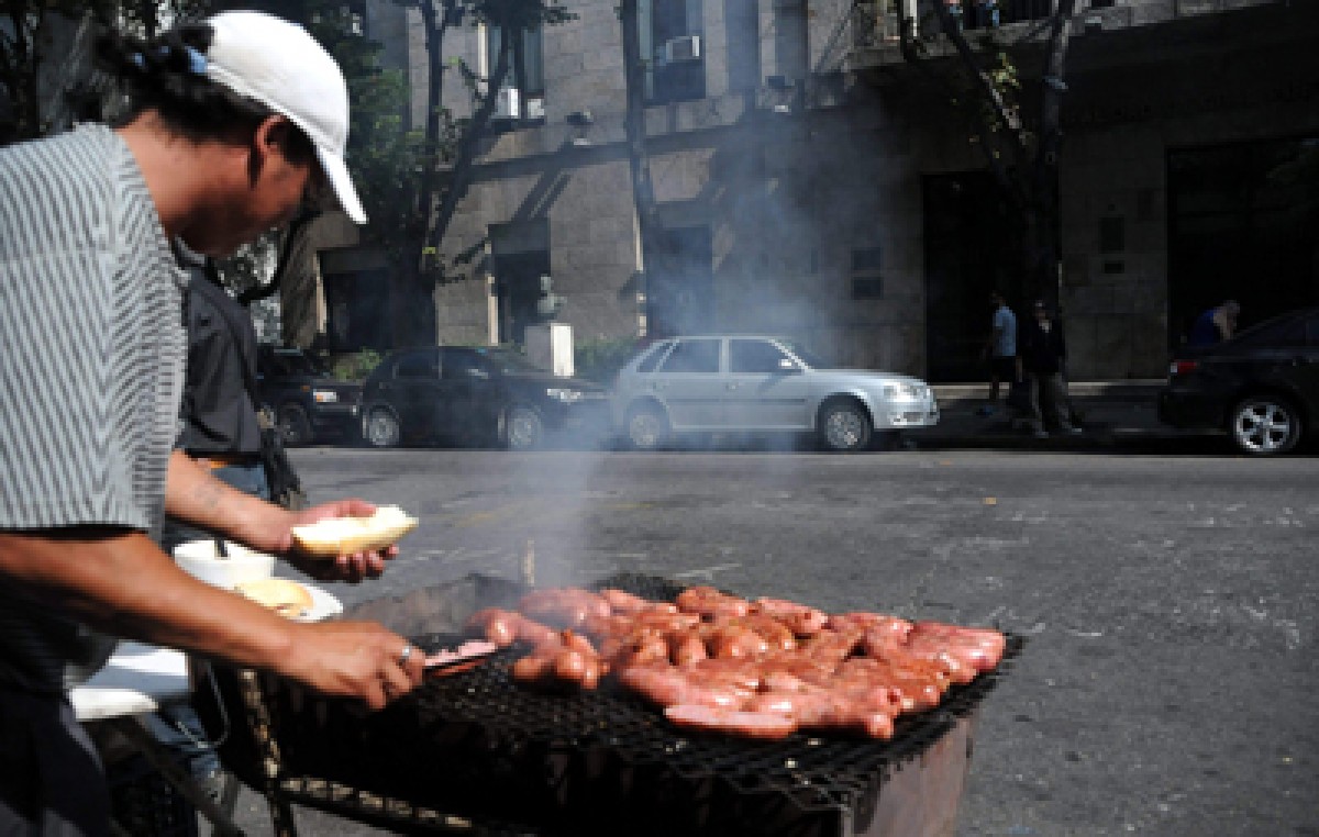 Vendedores de choripán de Mar del Plata realizaron un reclamo frente al Municipio